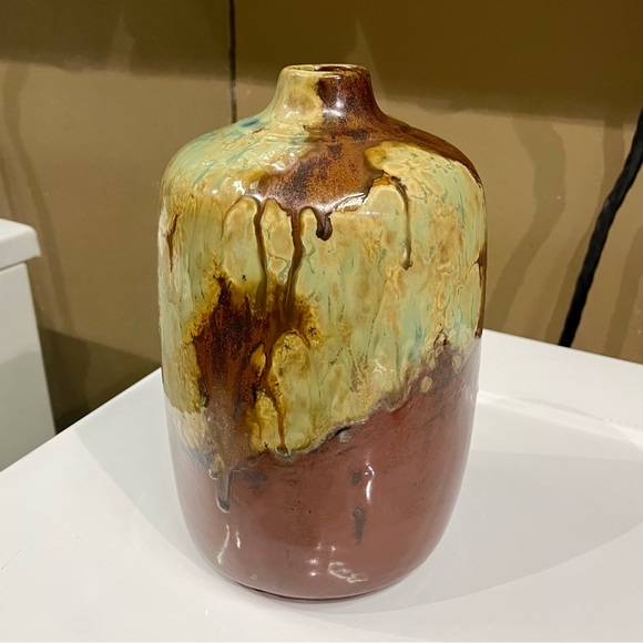 Beautiful Pottery Vase - Picture 6 of 7